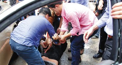 昨日，警方和市民們一起砸窗將肇事者控制。當(dāng)日，福州閩侯縣，一名男子駕駛小車在青口鎮(zhèn)奔馳大道附近撞人后逃逸，事故致7人死亡，12人受傷。圖/CFP