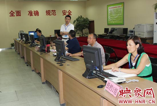 今年我省高招錄取工作正在平穩(wěn)正常開(kāi)展，圖為投檔組工作人員。