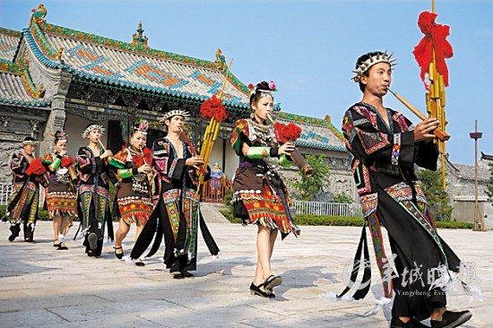 山東臺(tái)兒莊古城內(nèi)，來(lái)自外地的演員表演蘆笙舞 王建華 攝