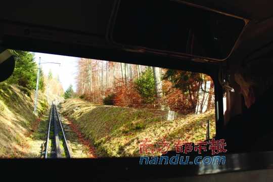 小火車一路向上，沖破云層，豁然開朗，乘客們的歡呼聲適時響起，一切漸入佳境。