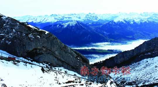  齒軌火車在皮拉圖斯山上穿行，如同紅色的龍在山中游弋。