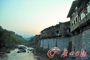 　　夕陽下的古鎮(zhèn)?！? complete=