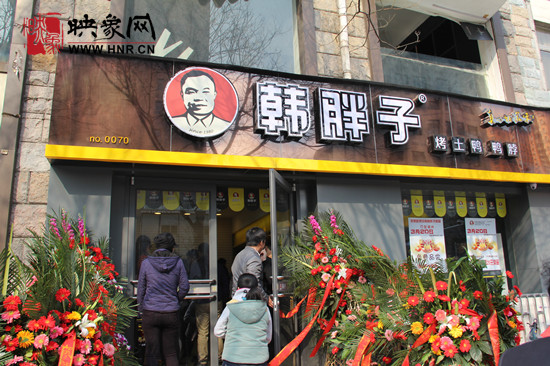 　　“韓胖子”千只茶香雞茶香鴨捐贈(zèng)環(huán)衛(wèi)工人、農(nóng)民工學(xué)子和鄭州市社會(huì)福利院。