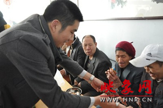 　　“韓胖子”千只茶香雞茶香鴨捐贈(zèng)環(huán)衛(wèi)工人、農(nóng)民工學(xué)子和鄭州市社會(huì)福利院。