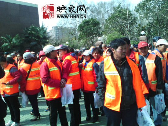 　　“韓胖子”千只茶香雞茶香鴨捐贈(zèng)環(huán)衛(wèi)工人、農(nóng)民工學(xué)子和鄭州市社會(huì)福利院。