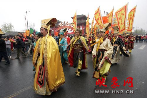 　　3月30日上午,開(kāi)封市舉行2013中國(guó)(開(kāi)封)清明文化節(jié)踏春巡游活動(dòng)?！?　　