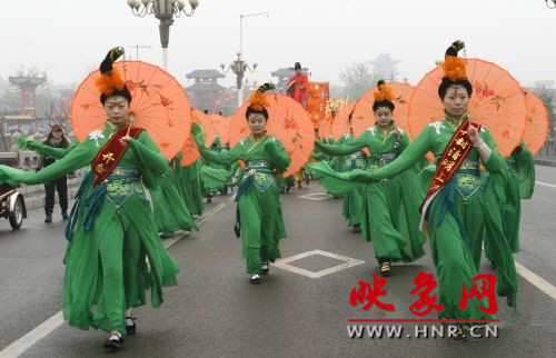　　3月30日上午,開(kāi)封市舉行2013中國(guó)(開(kāi)封)清明文化節(jié)踏春巡游活動(dòng)?！?　　
