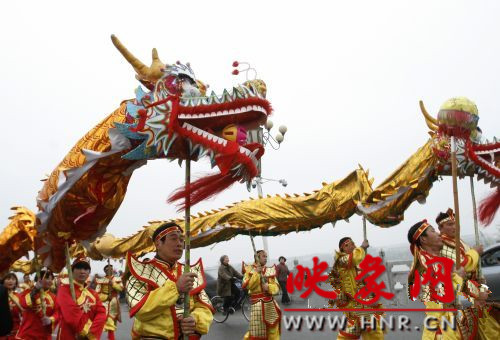 　　3月30日上午,開(kāi)封市舉行2013中國(guó)(開(kāi)封)清明文化節(jié)踏春巡游活動(dòng)?！?　　
