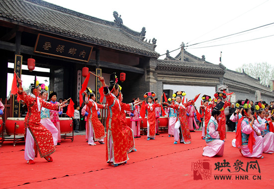 游客參觀清明小長(zhǎng)假新推出的本土特色節(jié)目《鼓樂迎賓》。