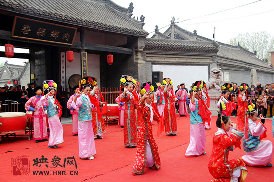 游客參觀清明小長(zhǎng)假新推出的本土特色節(jié)目《鼓樂迎賓》。