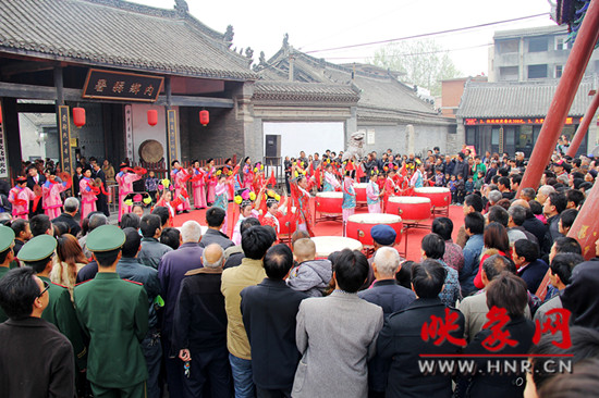 游客參觀清明小長(zhǎng)假新推出的本土特色節(jié)目《鼓樂迎賓》。