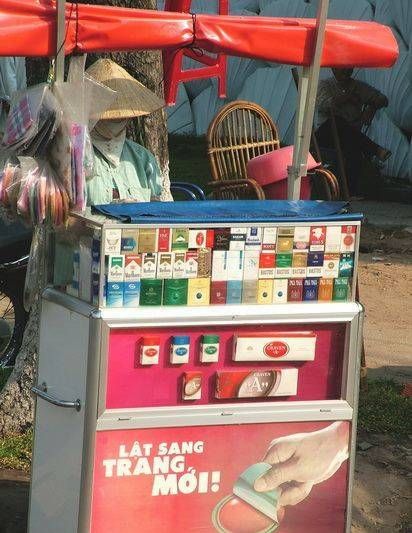 　煙攤，越南街頭隨處都是這樣的流動(dòng)小攤。