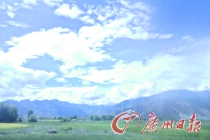 途中的大河煙波浩渺。