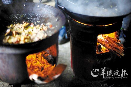 　　吃幾頓土家飯,喝幾杯土家酒,嘗幾塊土家肉。