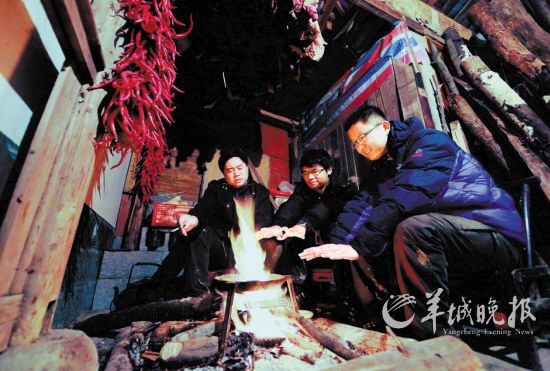 　　在土家人吊腳樓小住的那個(gè)夜晚,讓我想起了外婆家。