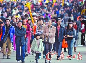 10日天氣很好，廣州各個景點都人頭攢動。圖為長隆景區(qū)的游客?！? width=