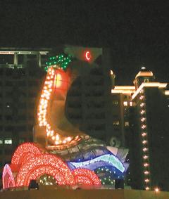 　　今年臺(tái)灣燈會(huì)主題燈“騰蛟啟盛”。圖片來(lái)源:臺(tái)灣《聯(lián)合報(bào)》
