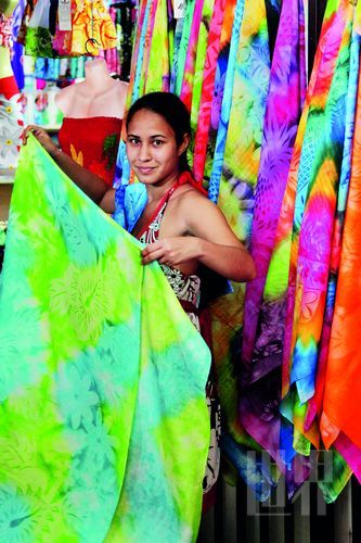 　　Pareo,這一幅幅有著漂亮圖案、色彩繽紛的布,是大溪地人最美的衣