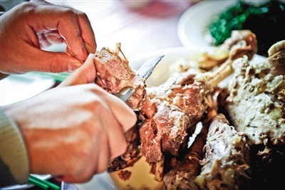 在西北大多數(shù)地區(qū),手抓肉是最普遍最經(jīng)濟的羊肉吃法。