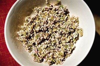 作為香料的扎蒙是一種陜北常見的細碎野花。