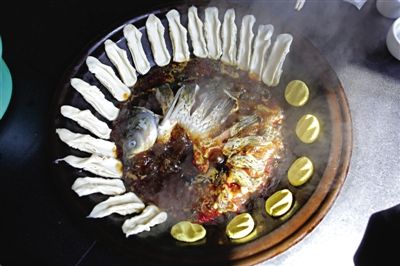 黃驊鍋灶魚，將海魚與面食相互搭配。農(nóng)業(yè)與漁業(yè)、土地與海洋，在這里構(gòu)成了微妙的平衡。