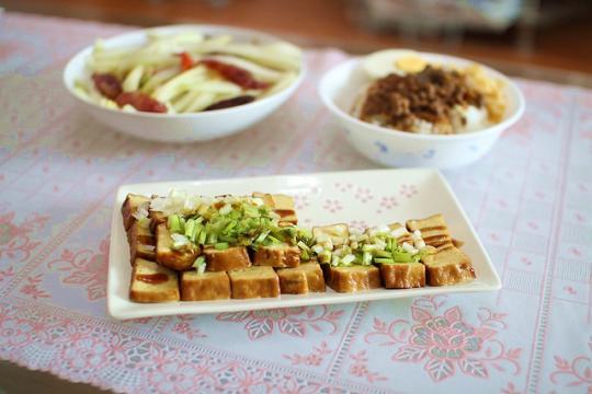 　　對(duì)于一碗鹵肉飯來(lái)說(shuō),完全不需要濃墨重彩的配其他煎炸食物,只需要搭上清爽的豆干、爽口的蘿卜即可。