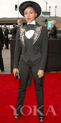  Janelle Monae這身跟去年的打扮差不多，爵士名伶的標(biāo)配嗎