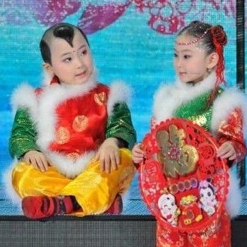 鄧鳴賀(左)在春晚上。