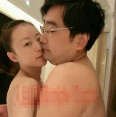 女主播紀(jì)某與國家檔案局官員范某。