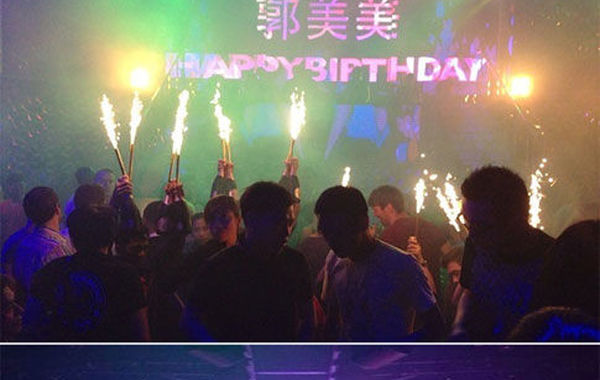 2013年6月16日下午，郭美美在網(wǎng)上曬出一組慶生照。通過照片可以看出，酒吧的巨大舞池中燃放焰火