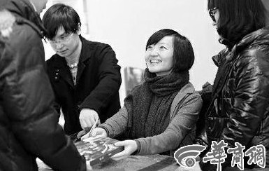 1月19日，柴靜在西安簽售新書(shū)《看見(jiàn)》時(shí)和讀者交流。