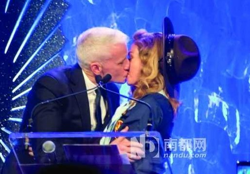 16日，麥當(dāng)娜在紐約舉行的第24屆同志媒體獎(jiǎng)?lì)C獎(jiǎng)禮上，頒獎(jiǎng)給美國(guó)CNN主播安德森-庫珀，獲對(duì)方獻(xiàn)吻