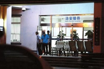 釋小龍走出派出所。
