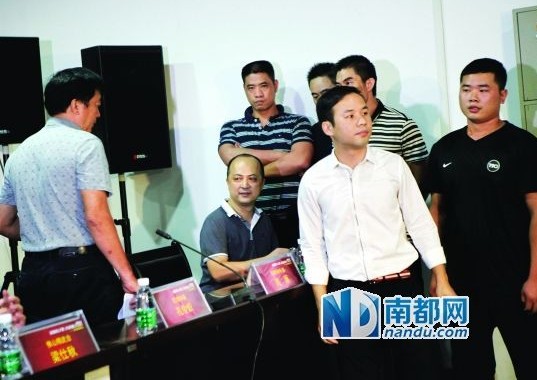 佛山精武會會長梁旭輝在弟子保護(hù)下來到現(xiàn)場。