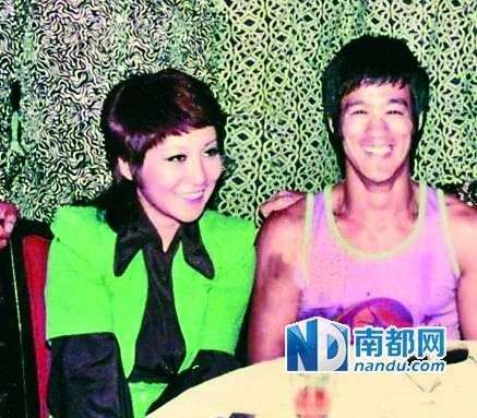 從當(dāng)時拍到的很多李小龍和丁佩一起的照片中可以看到，她和李小龍的發(fā)型是一樣的。