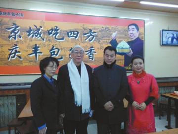 吳頌今（左二）、王樹才（左三）、談芳兵（右一）與店長合影。