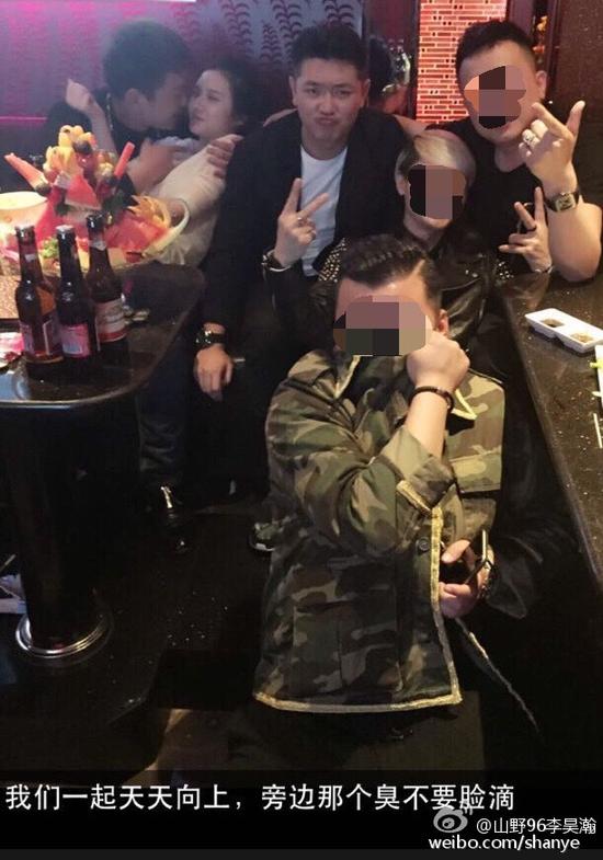 田源朋友辟謠稱左側(cè)抱著女子親吻的是田源的發(fā)小，女子的男友。