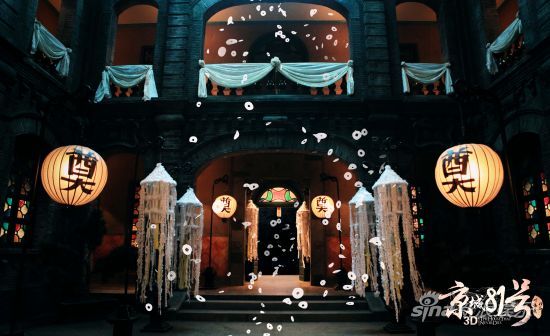 冥婚當夜，霍家大院招魂幡隨風擺動，漫天冥幣飛舞