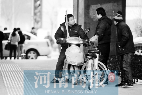 想讓農(nóng)民工安定下來，城市要給他們相應(yīng)的福利待遇，還有家的感覺