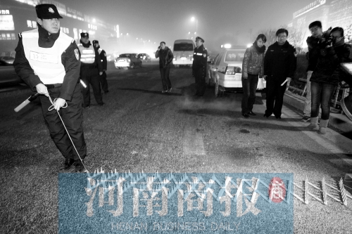 特警隊(duì)員在清查中使用阻車釘，應(yīng)對惡意闖崗或攔截駕車逃竄行為 河南商報(bào)記者 王春勝/攝