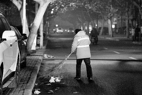 清晨六點，鄭州市經(jīng)七路，一名環(huán)衛(wèi)工開始了一天的工作。