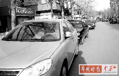 友愛路，路邊停了一排車，本來不寬的路就變得更窄了。