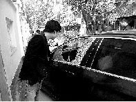 有個(gè)人晃了一圈后，寶馬、現(xiàn)代、越野的車窗都“長(zhǎng)”出大窟窿