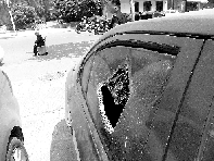 有個(gè)人晃了一圈后，寶馬、現(xiàn)代、越野的車窗都“長(zhǎng)”出大窟窿