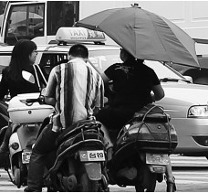 昨日，鄭州市鄭州花園路與農(nóng)業(yè)路交叉口，電動(dòng)車裝傘埋下安全隱患