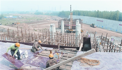 中原西路西南繞城高速公路互通式立交項(xiàng)目已完成總工程量的35%。
