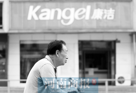 　這一切，將會給康潔公司、加盟商，乃至鄭州洗衣行業(yè)，帶來什么？ 記者 趙卓/攝