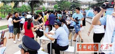 昨天上午，警方在紫荊山廣場進(jìn)行了大規(guī)模的宣傳活動(dòng)。警方供圖