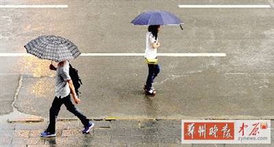 昨天傍晚，市民在雨中行走。