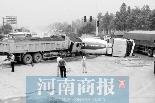 事故現(xiàn)場的附近居民稱，路口的紅綠燈從來沒亮過